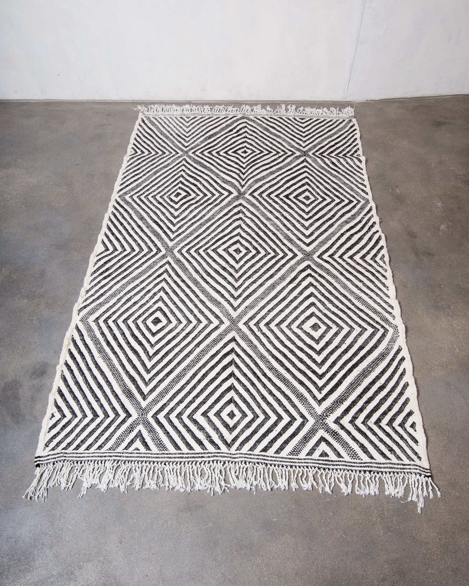 Modern, handcrafted Berber rug from Morocco. Flat-woven Kelim carpet in black and white design. Made of 100% wool.